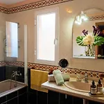 Appartement Stunning 3 Bedroom In With Ocean Views *