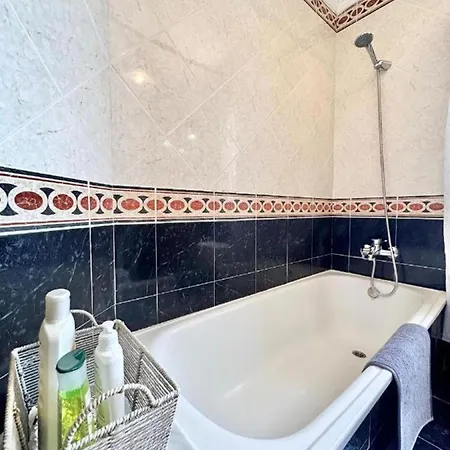 Stunning 3 Bedroom In With Ocean Views Apartament *