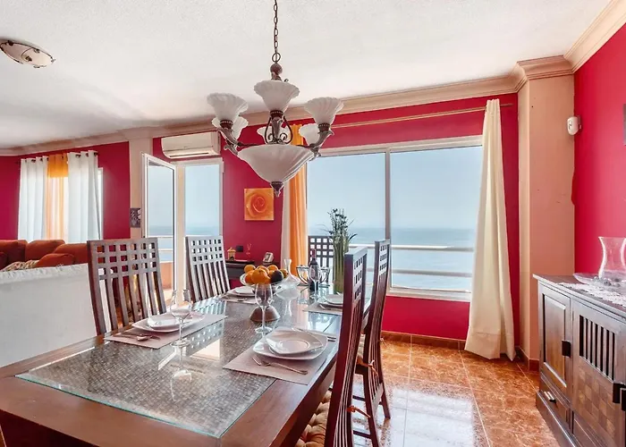 Stunning 3 Bedroom In With Ocean Views *