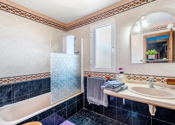 Stunning 3 Bedroom In With Ocean Views * Radazul