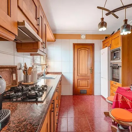Stunning 3 Bedroom In With Ocean Views Apartment *