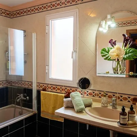 Apartment Stunning 3 Bedroom In With Ocean Views *