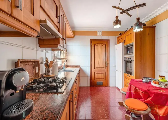 Stunning 3 Bedroom In With Ocean Views Apartment *